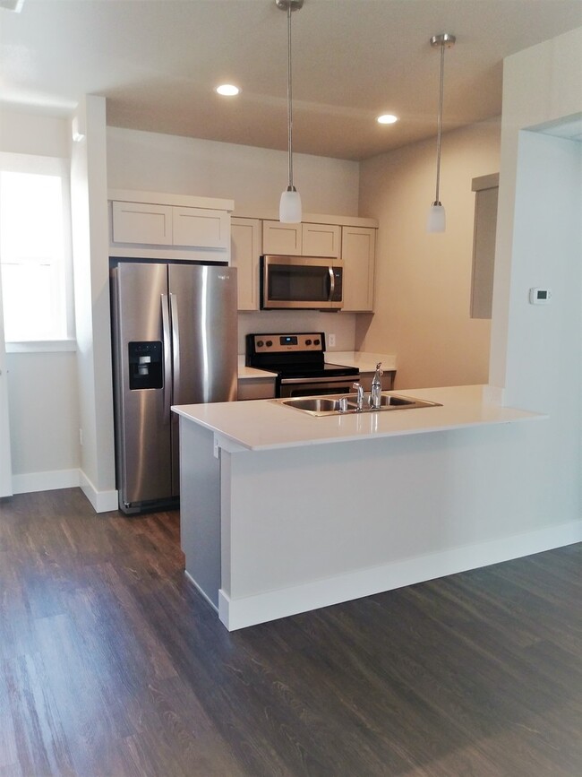 Building Photo - High End, 1 Bedroom Apartment
