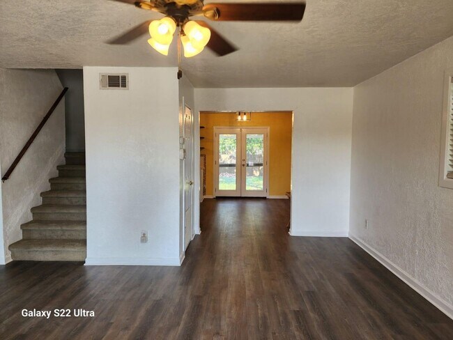 Building Photo - Beautiful house for Lease in Manor Downtow...