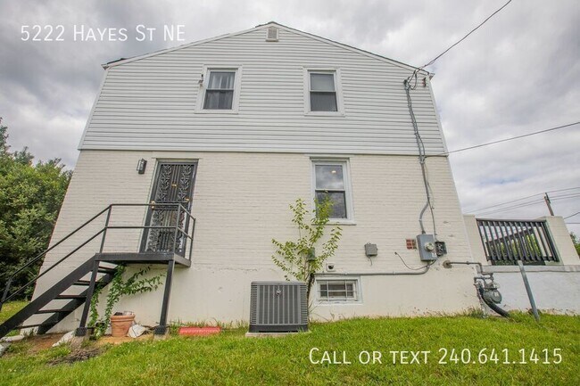 Building Photo - 5222 Hayes St NE