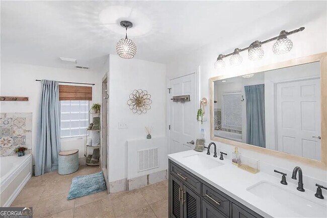 Building Photo - 302 Hascall Rd NW