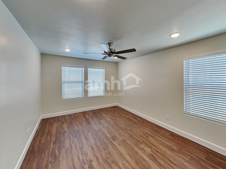 Building Photo - 11047 S Blue Byu Dr