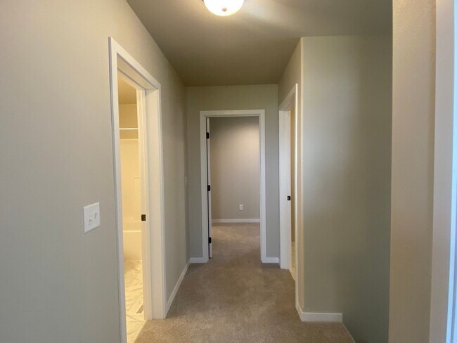 Building Photo - 2232 Griffin Dr S