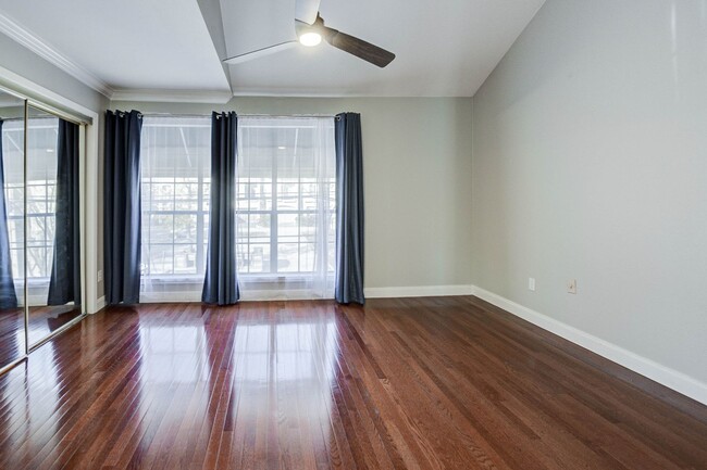 Building Photo - Nestled & Spacious Home 2-Bed/1.5 with Mod...