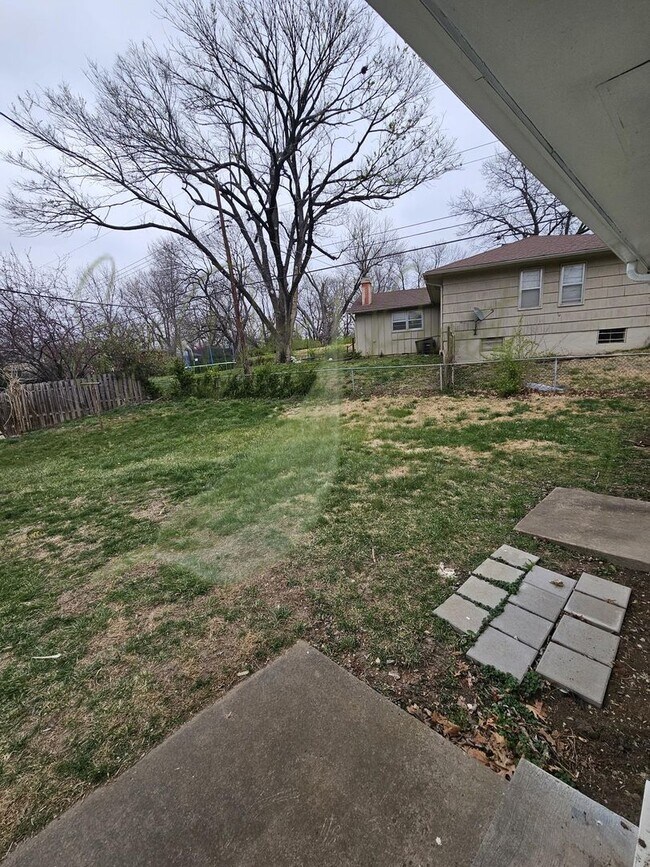 Building Photo - HUGE BACKYARD!!