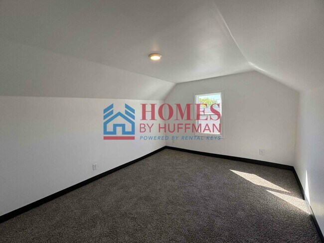 Building Photo - Three Bedroom House | Move in Special