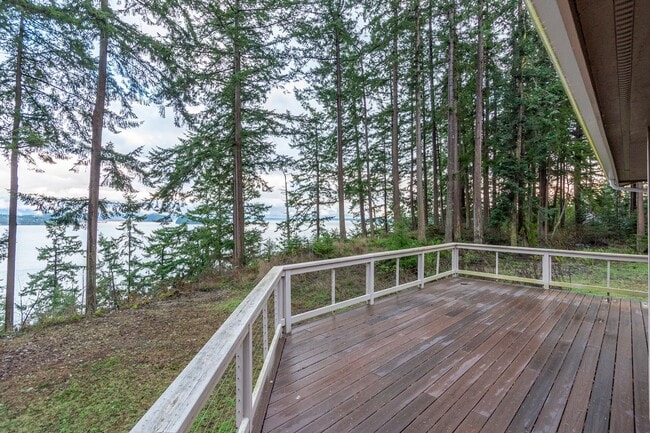 Building Photo - 3 Bedroom 2.5 bathroom nestled in woods with water view