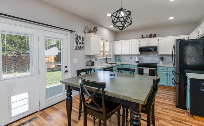 Building Photo - 404 Settler Dr