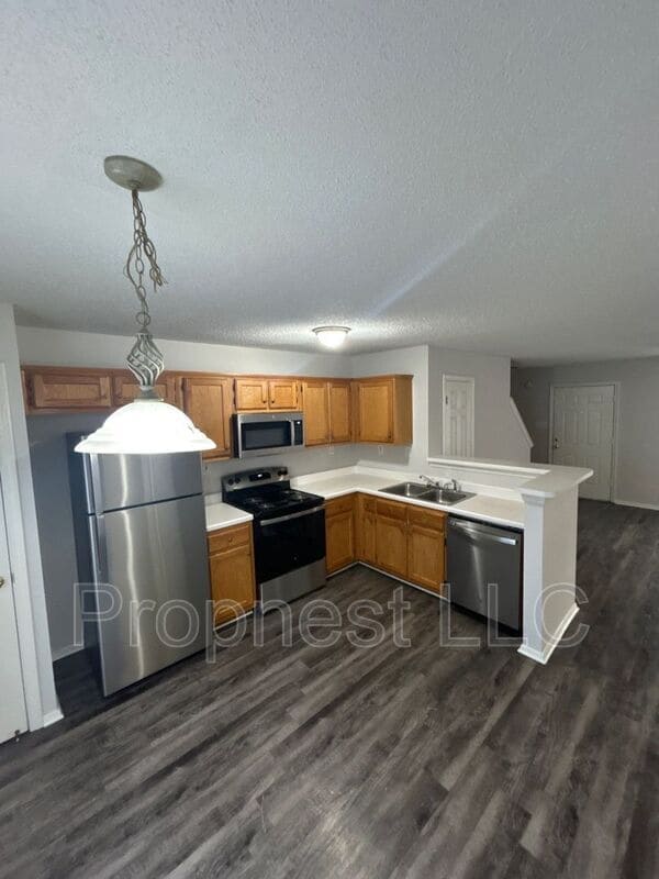 Building Photo - 801 Barrington Woods Cove