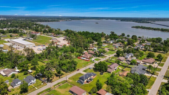 Building Photo - 17018 Water Oak Dr