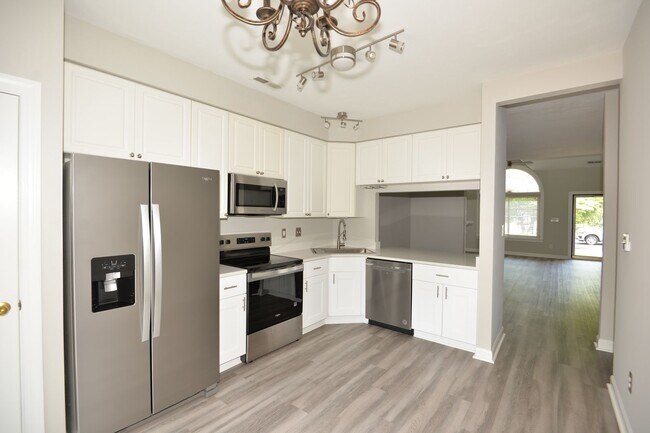 Building Photo - 2 Bedroom Townhome in Cypress Point North