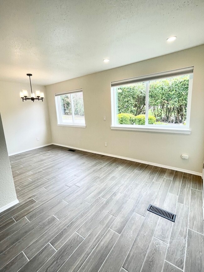 Building Photo - 651 Radey St, 102