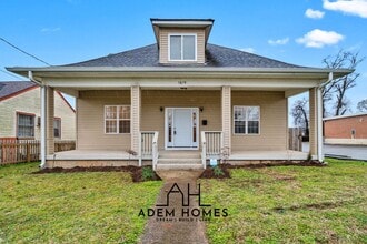 Building Photo - Spacious & Recently Renovated 4 Bedroom Home Available Now!!