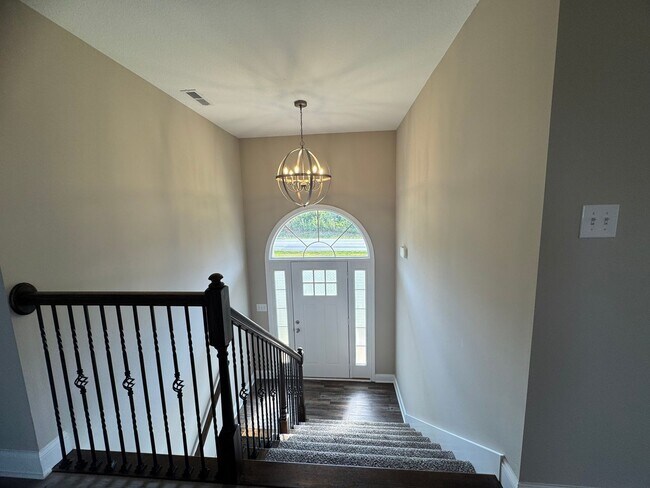 Building Photo - Stunning 4-Bedroom, 3-Bathroom Home – A Mu...