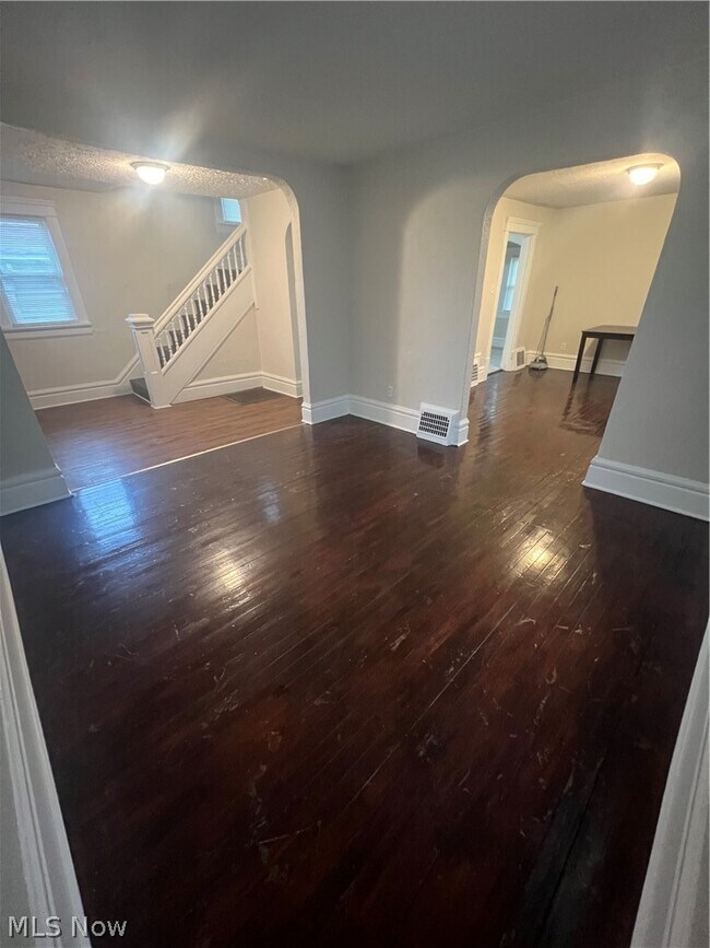 Building Photo - 716 Grace Ave