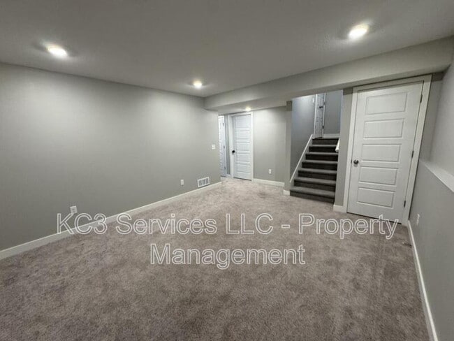 Building Photo - 2026 SW Holdbrooks Dr