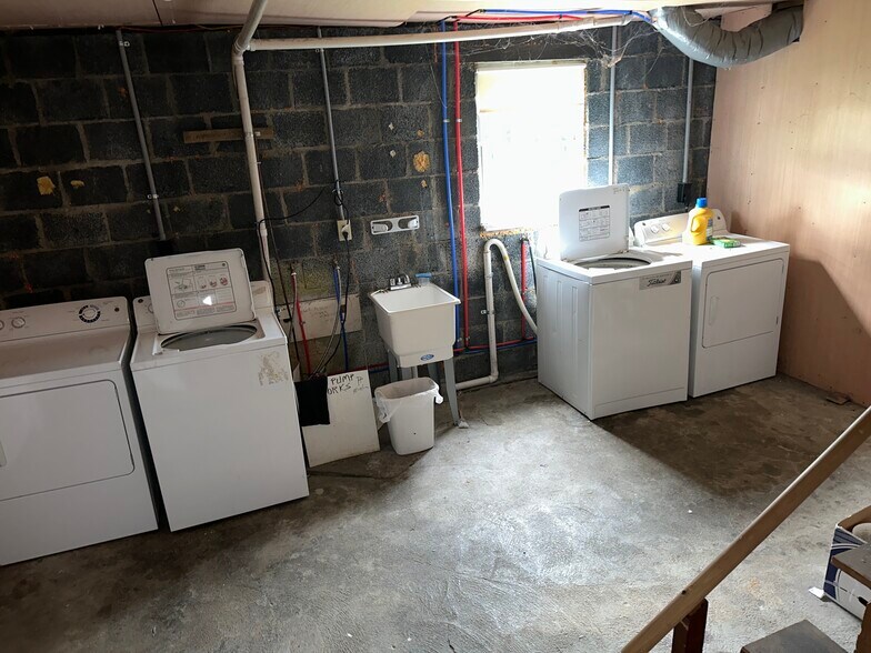 Building Photo - 205 Unaka St