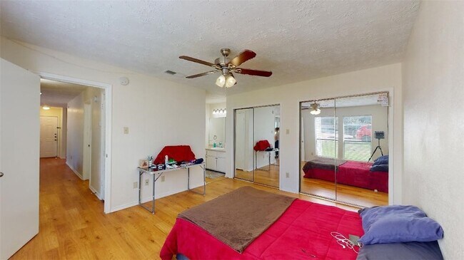 Building Photo - 1005 Spring Loop
