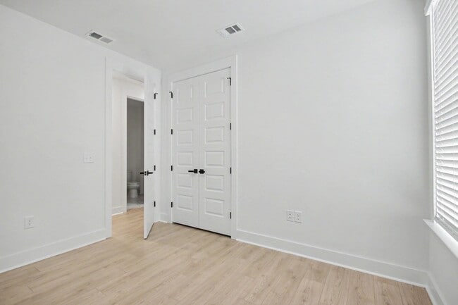 Building Photo - 3084 Claredon St