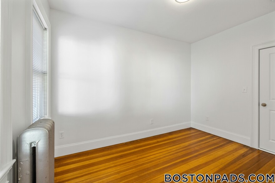 Building Photo - 122 Columbia St