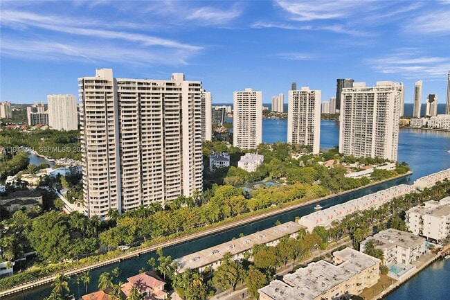 Building Photo - 2000 Island Blvd