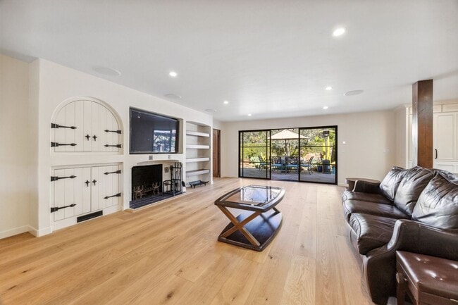 Building Photo - Stunning Single Level Home Central Woodside