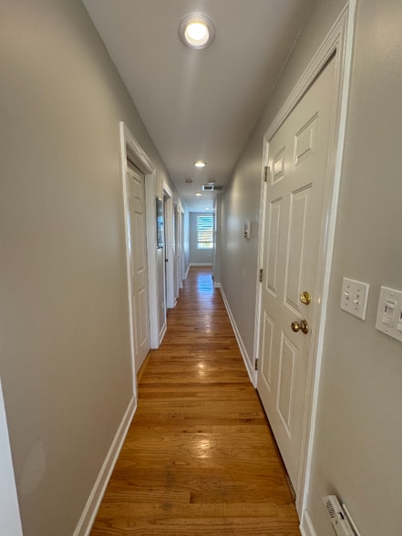 Building Photo - 3708 W Ainslie St