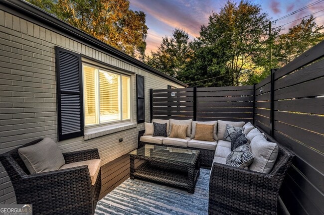 Building Photo - 811 Old Powder Springs Rd SW