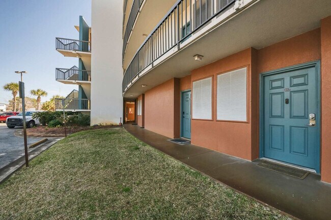 Building Photo - 214 Miracle Strip Pkwy SW