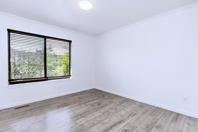 Building Photo - 725 Peninsula Ct
