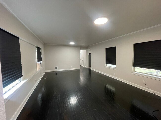 Building Photo - 2219 Gilbert Dr