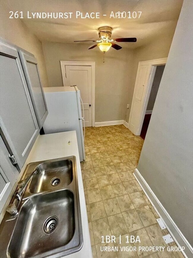 Building Photo - 261 Lyndhurst Pl