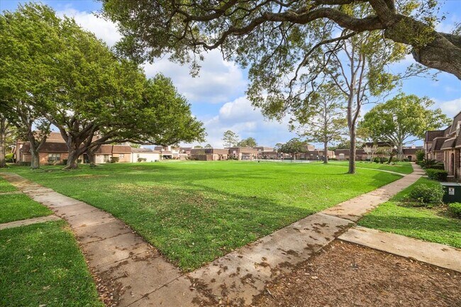 Building Photo - 2825 Camelot Ln