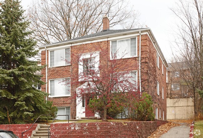 Primary Photo - 330 W Davis Ave
