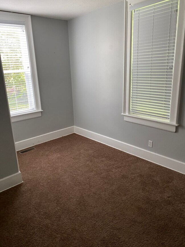 Building Photo - 4 bed/ 2 bath