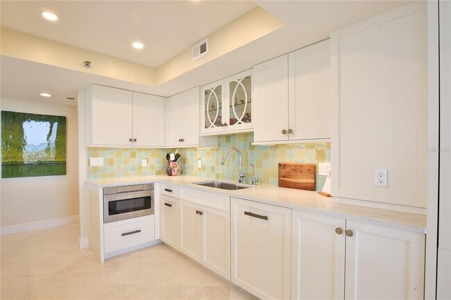 Building Photo - 775 Longboat Club Rd
