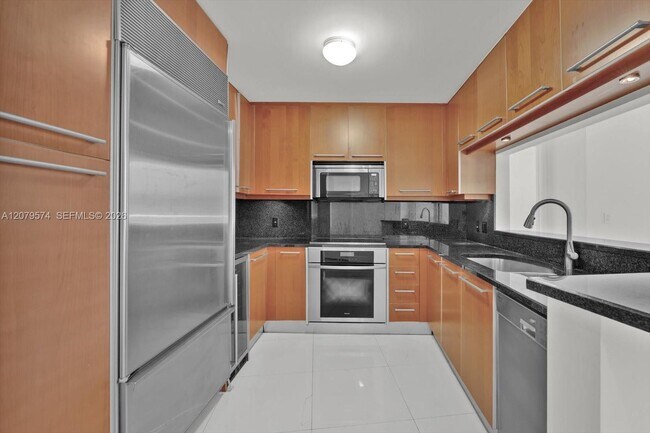 Building Photo - 901 Brickell Key Blvd