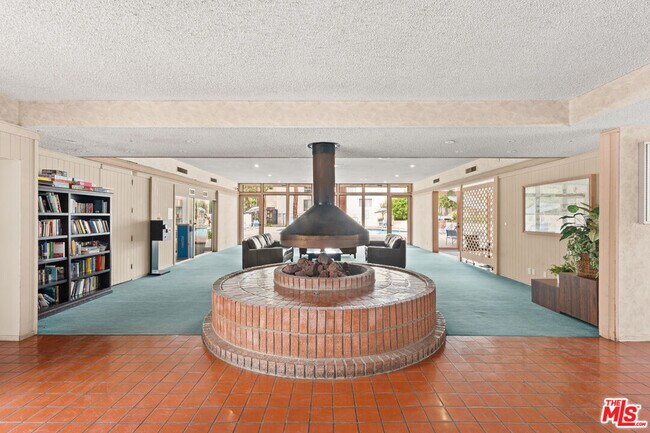 Building Photo - 6000 Canterbury Dr