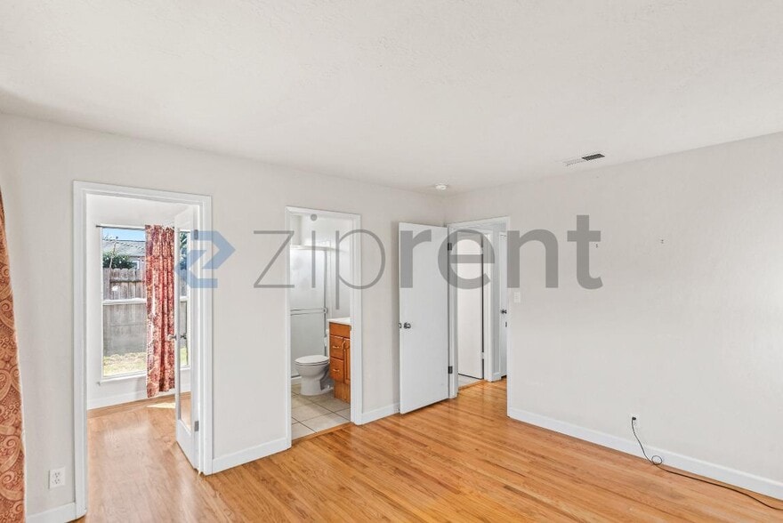 Building Photo - Unit