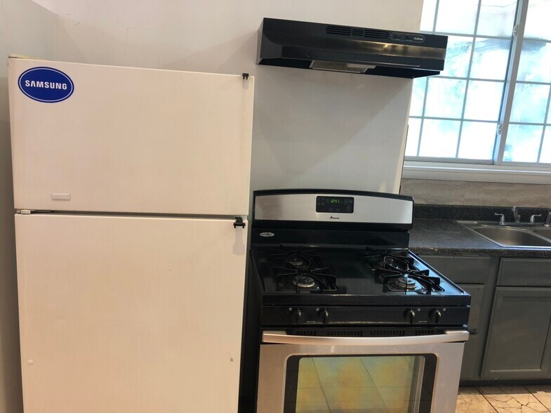 Building Photo - 5818 Hobart St