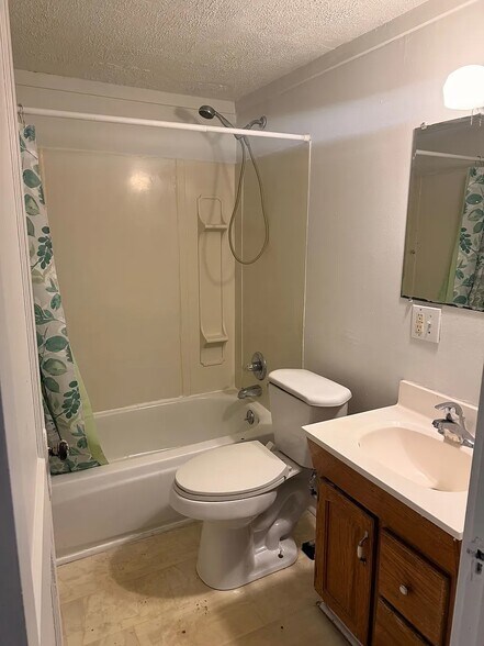 Building Photo - 430 Oak St