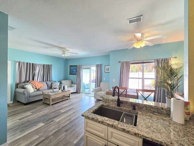 Building Photo - 6121 Lakefront Dr