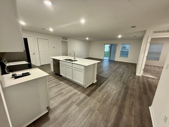 Building Photo - **Move-In-Special** Brand New 4-Bedroom Home in Poinciana – Available Now!