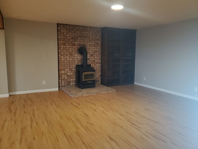 Building Photo - 3bed 1bath Duplex - Lower Level