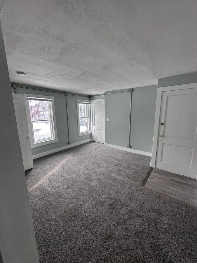 Building Photo - 358 S 6th St