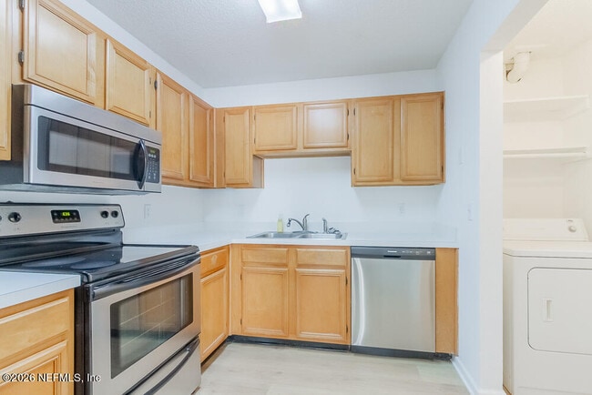 Building Photo - 563 Staffordshire Dr E