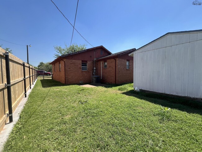 Building Photo - 610 S Bond St