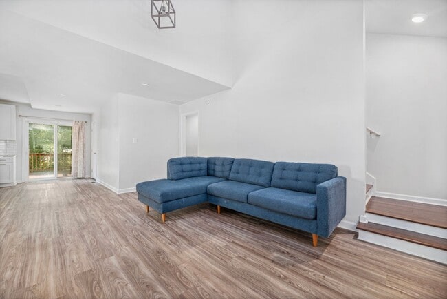 Building Photo - (Coming Soon) Renovated Home just minutes from Uptown!