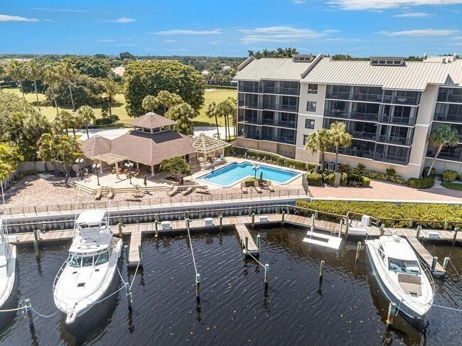 Building Photo - 16940 W Bay Dr