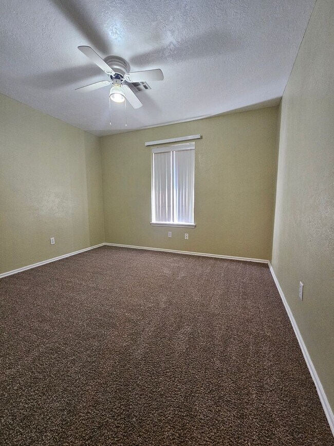 Building Photo - (3) Bed/(2) Bath in West Norman! Avail NOW!
