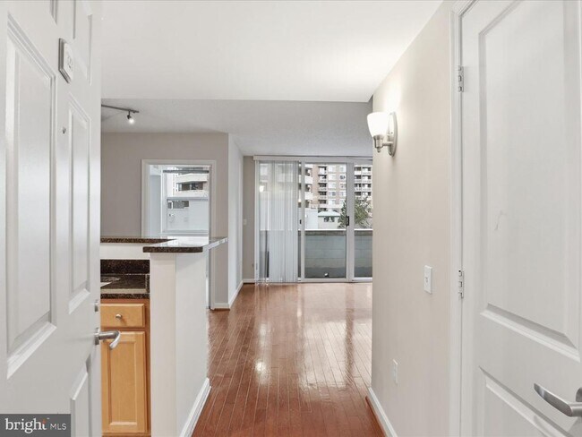 Building Photo - 880 N Pollard St